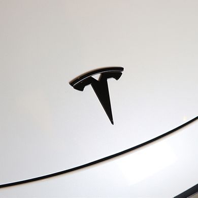 Купити Емблема Tesla Чорна 77 мм Пластик на скотче (Завод) 88399 Емблеми на іномарки