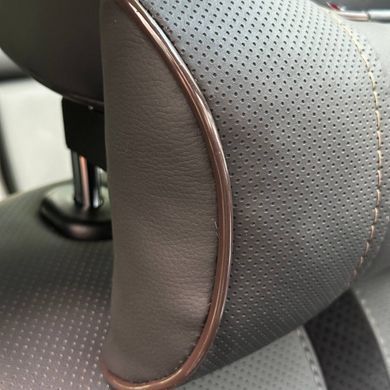 Купить Подушка на подголовник с логотипом Volvo Экокожа 3D Цветной лого Черная-Коричневый кант 1 шт 91605 Подушки на подголовник - под шею