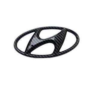 Купить Эмблема Hyundai 145х72 мм (2 направляющие + скотч) Черная карбон (Завод) 89527 Эмблемы на иномарки