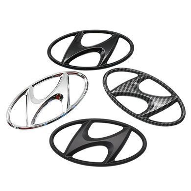 Купить Эмблема Hyundai 150х75 мм (2 направляющие + скотч) Черная глянцевая (Завод) 89529 Эмблемы на иномарки