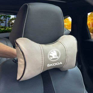 Купить Подушка на подголовник с логотипом Skoda Экокожа 3D Цветной лого Бежевые-Коричневый кант 1 шт 91586 Подушки на подголовник - под шею