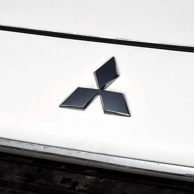 Купить Эмблема Mitsubishi 117х102 мм Черная Пластикна скотче (Завод) 89253 Эмблемы на иномарки